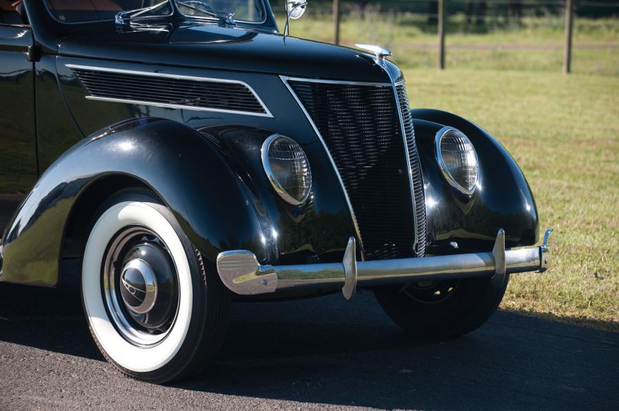 Ford DeLuxe Rumble Seat Cabriolet 1937 года  (фото 10 из 20)